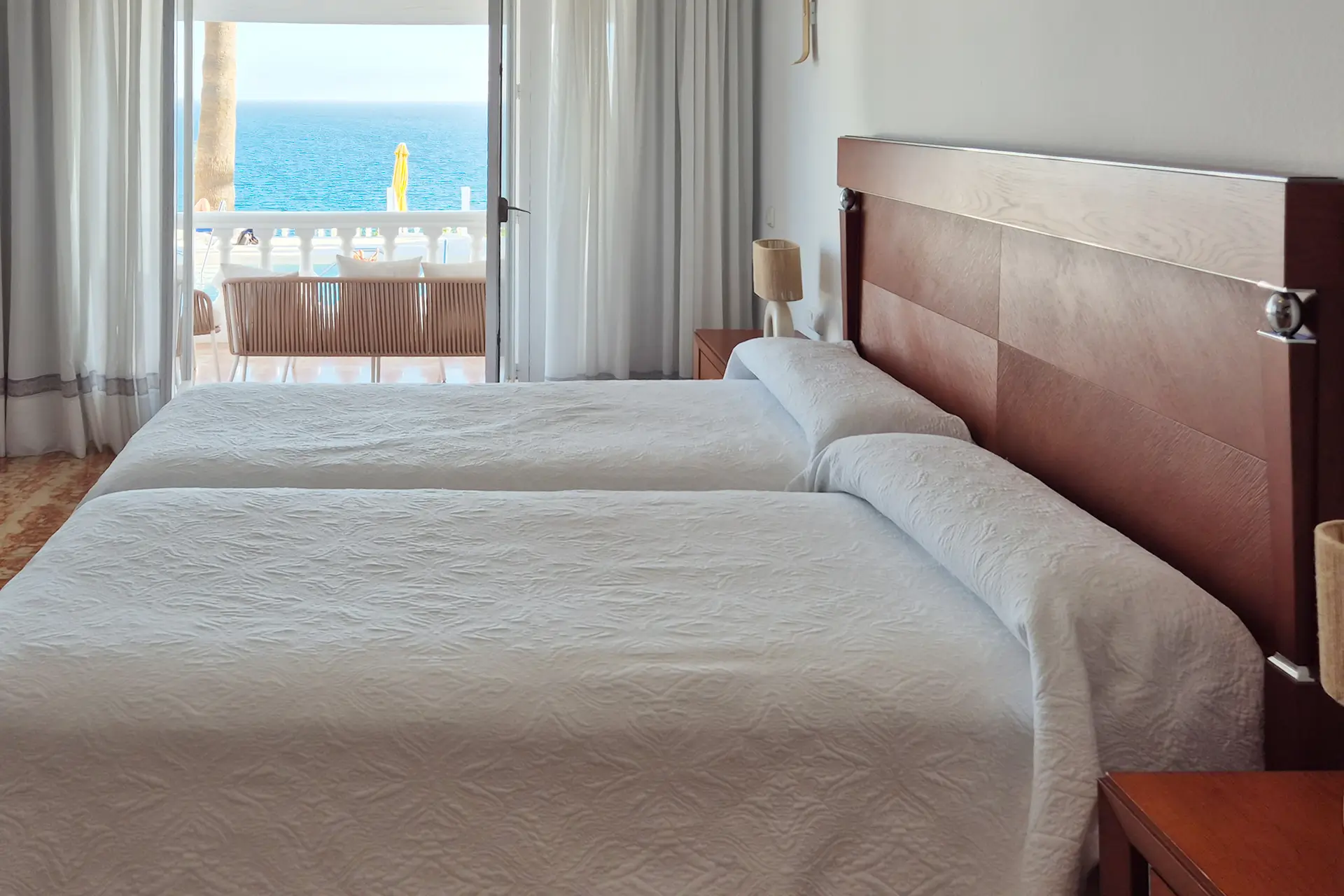 dormitorio suite con vistas al mar 3