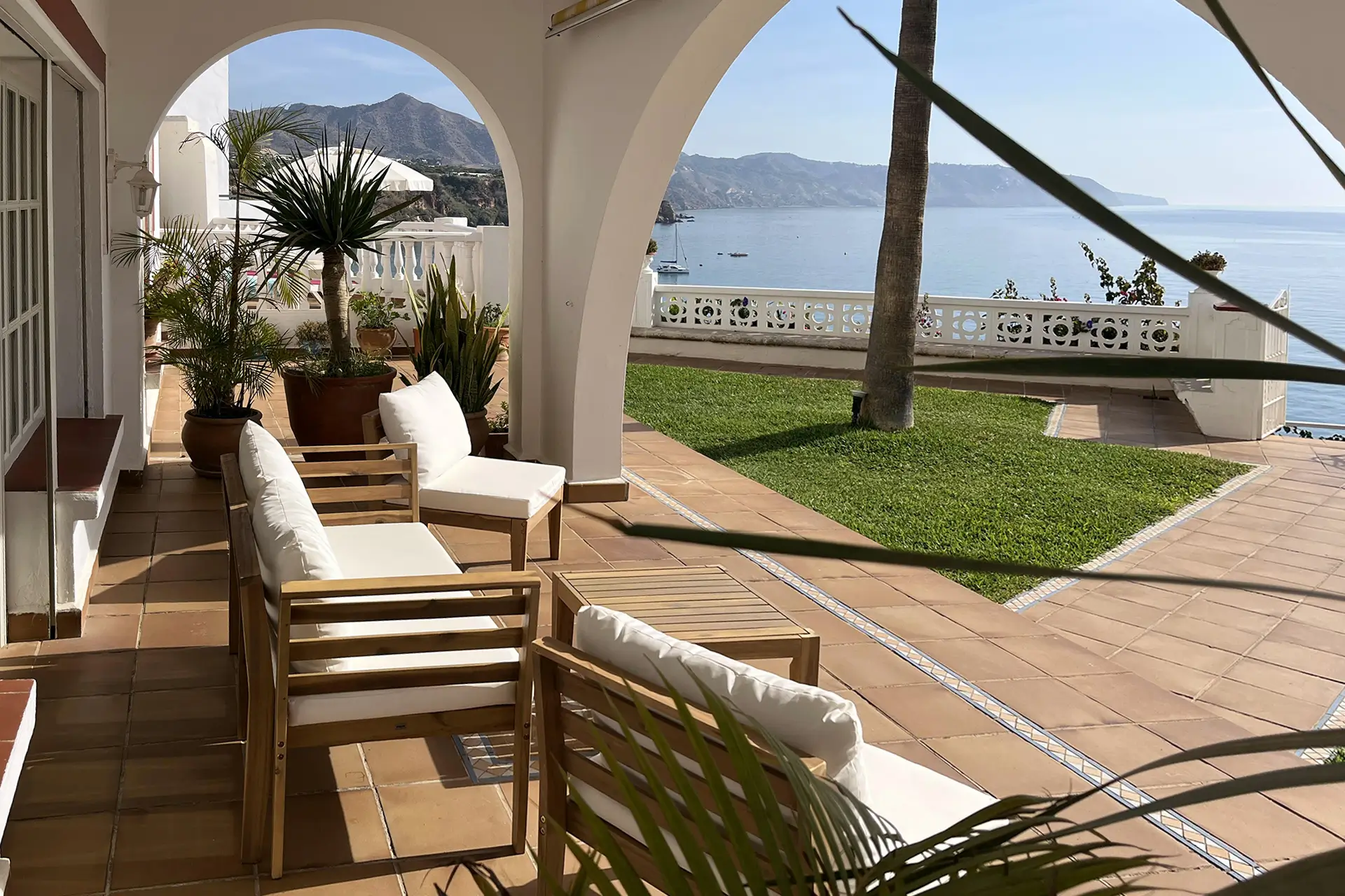 terraza frontal villa suite vistas al mar