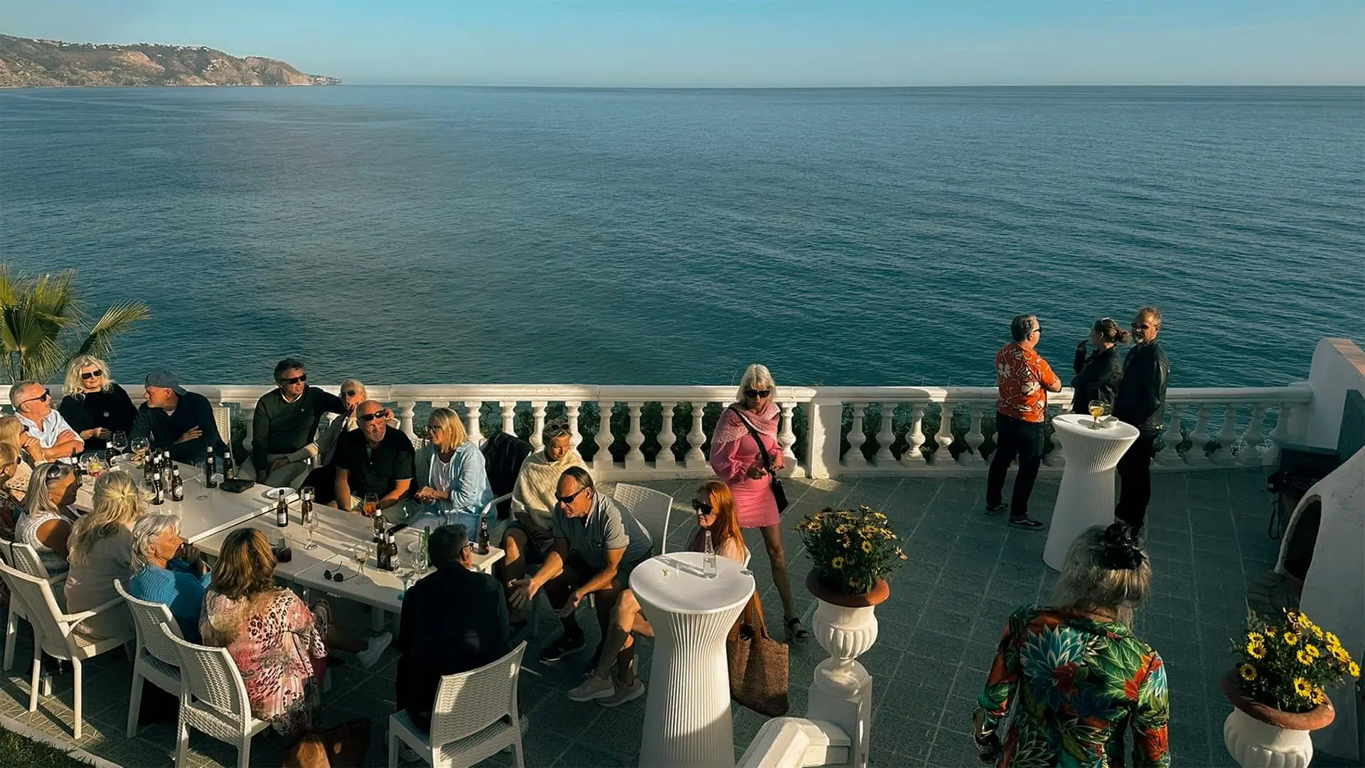 Terraza del hotel paraiso del mar con vistas al mar